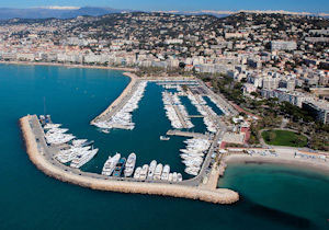 Vue aérienne de Cannes avec la mer Méditerranée et les yachts